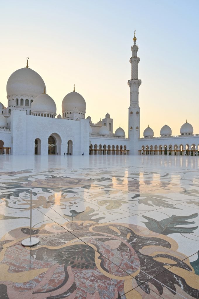 Youssef Abdelke, Sheikh Zayed Grand Mosque, 1994–2007, Abu Dhabi, United Arab Emirates. Photograph by Sarabjeet Matharu, 2022.