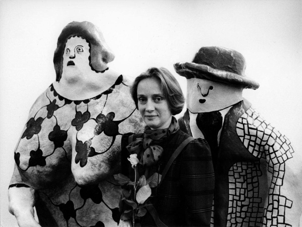 Niki de Saint Phalle with her sculptures Nanas. Photo by Kurt Wyss, 1985