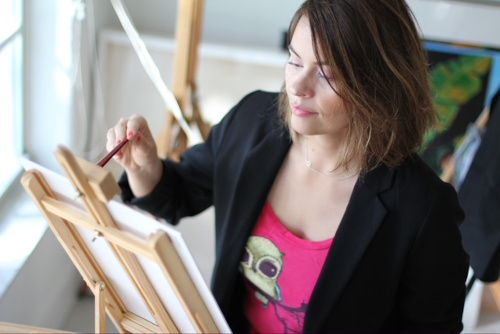 photograph of artist Alina Bauer at work