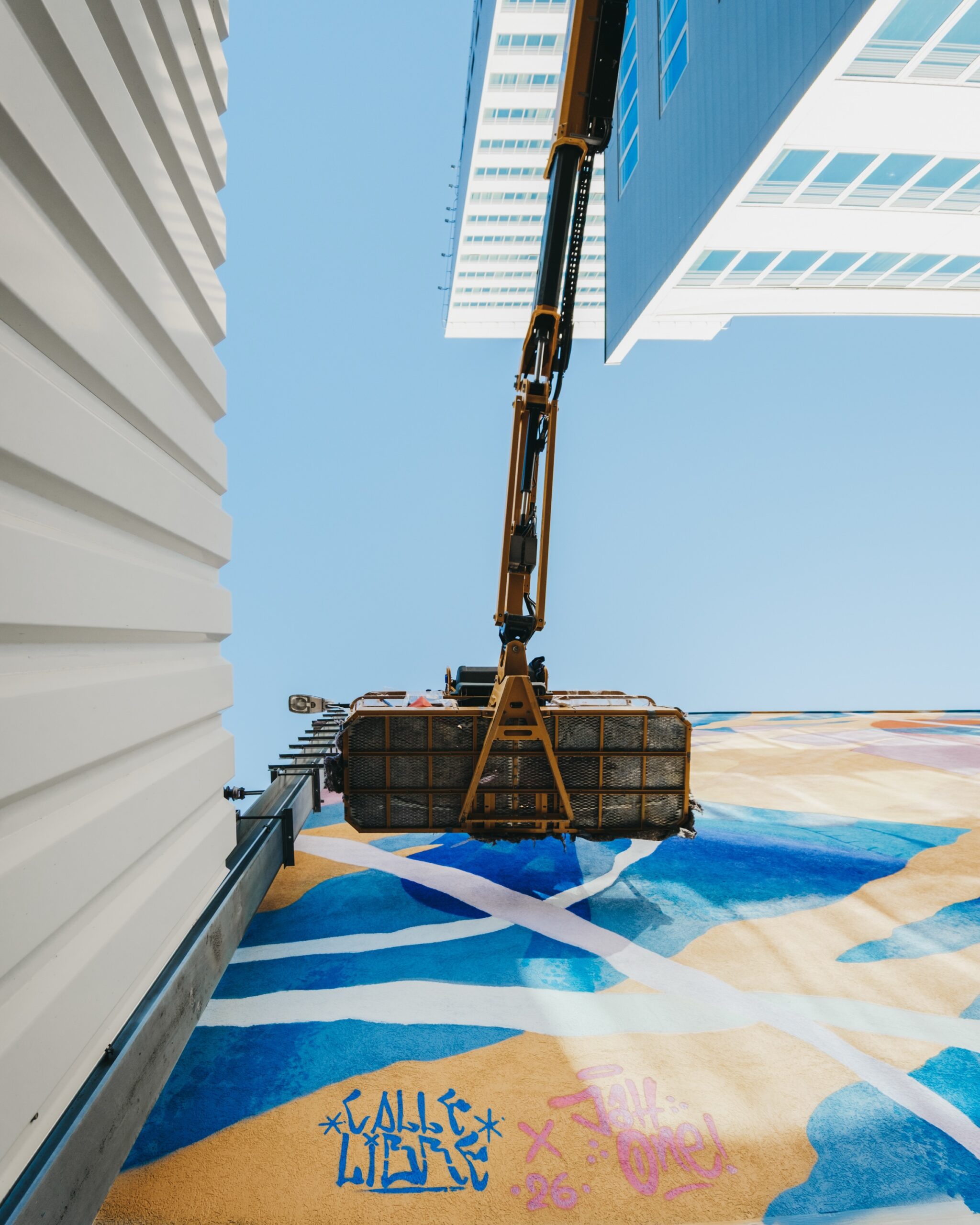 Photo by Calle Libre Street Art on September 24, 2026. May be an image of crane, buildings and text.